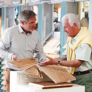 Decor-Union Service 0835 Fachpersonal berät Kunden im Laden Bodenbelag Parkett, Laminat - Decor-Union Service 0835 Fachpersonal berät Kunden im Laden Bodenbelag Parkett, Laminat