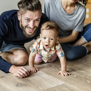 Fußwarm und lärmdämmend - Familie Umzug in neues Haus - Stock-Fotografie
